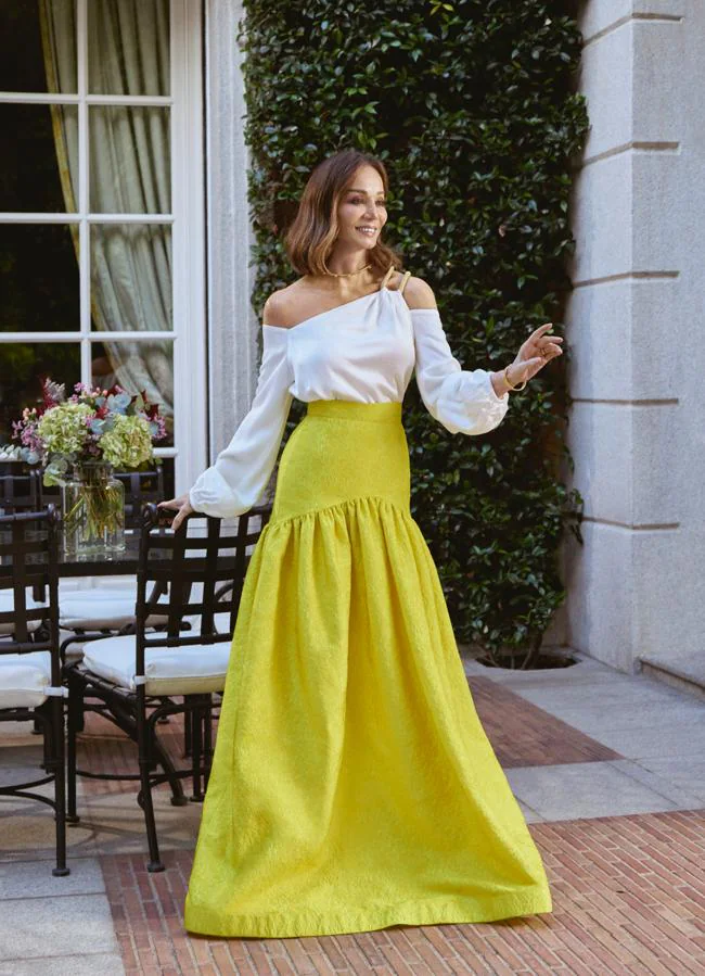 Isabel Preysler, en el porche de su casa de Madrid, con blusa y falda de Silvia Tcherassi. Las joyas son de Bulgari. Foto: Félix Valiente / Estilismo: Cristina Reyes.