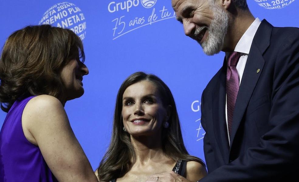 Momentos curiosos de la reina Letizia en el Premio Planeta: baile de sitios en el escenario y lágrimas de la ganadora