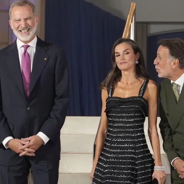 Los tres protagonistas de la anécdota más comentada de la cena del Premio Planeta: los reyes Felipoe y Letizia y el presidente del Grupo Planeta, José Creuheras. 