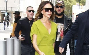 Victoria Beckham se vuelve a vestir de Letizia: el vestido verde que recuerda al que llevó la reina en Londres