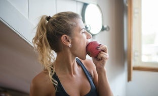 Si quieres que las manzanas aguanten más tiempo maduras, no las guardes ni en la nevera ni en el frutero: este es el sitio ideal