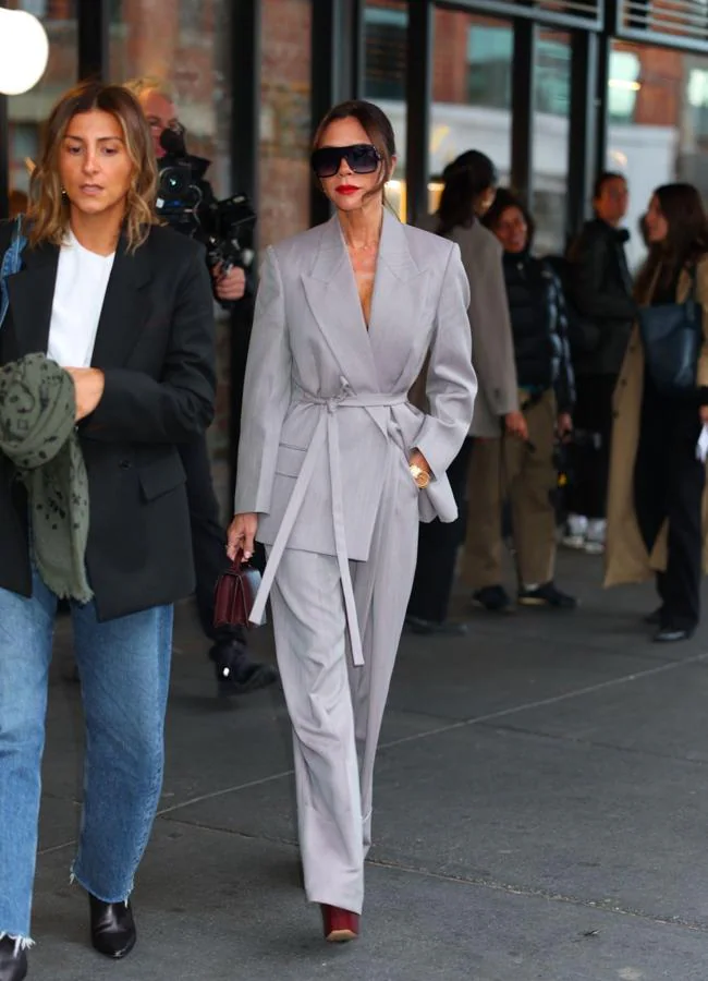 Victoria Beckham con zapatos y bolso burdeos. / GTRES