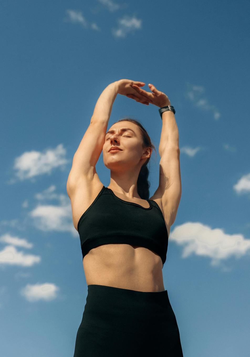 La postura del árbol: la asana de yoga para tonificar piernas y mejorar equilibrio a los 50