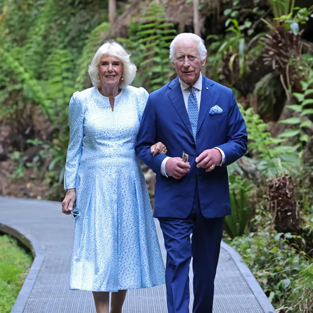 Los reyes de Inglaterra durante su visita a Sídney. 