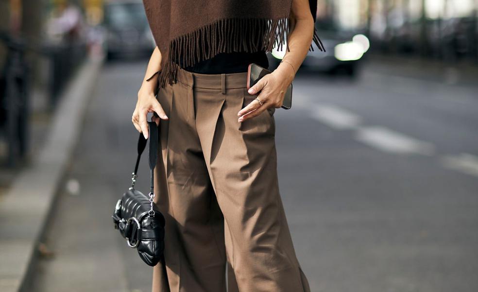 Los pantalones con pinzas efecto tipazo: modelos con pernera ancha que estilizan y son perfectos para diario