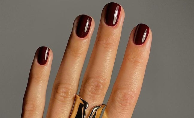 Las cherry nails son la idea de manicura +50 que arrasa en otoño