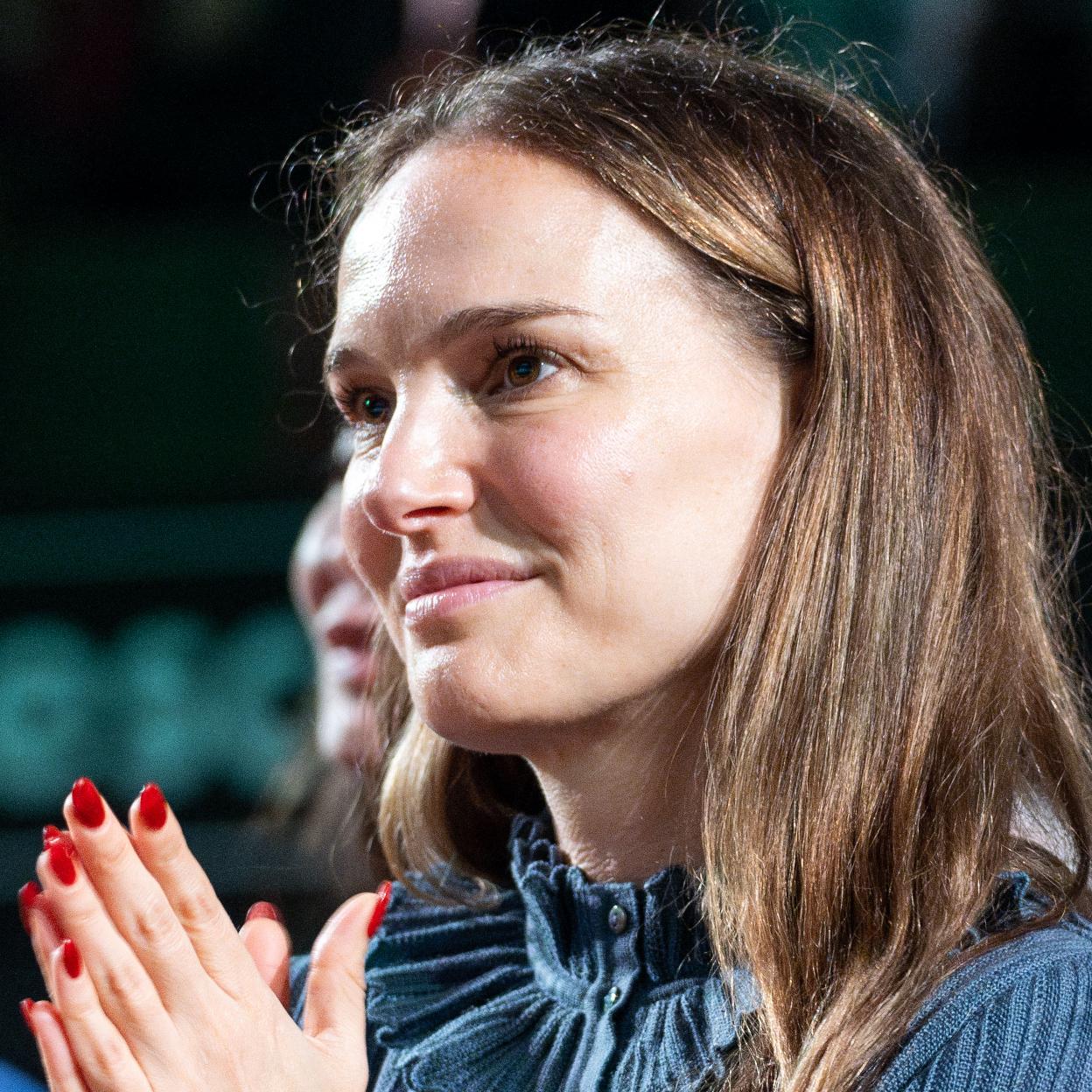 Natalie Portman con una manicura en color rojo./gtres