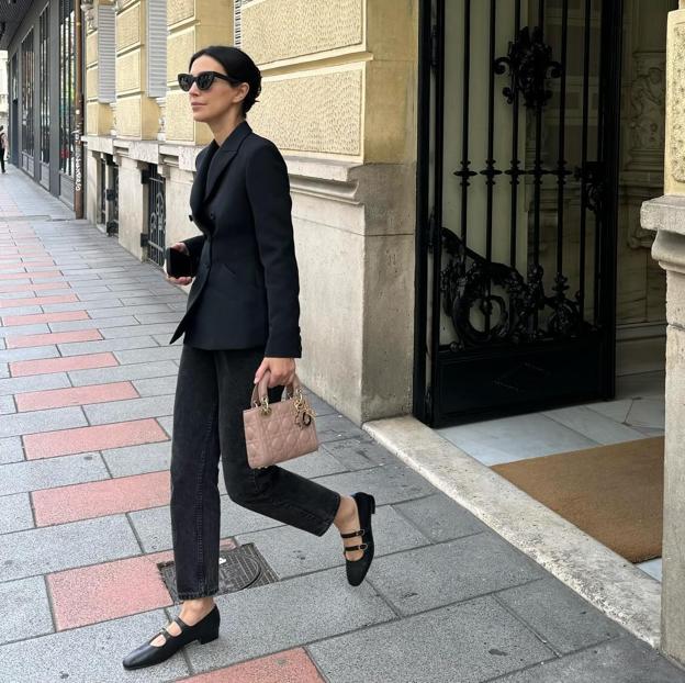 Ficha las merceditas de Sassa de Osma que suben el nivel de un look con vaqueros