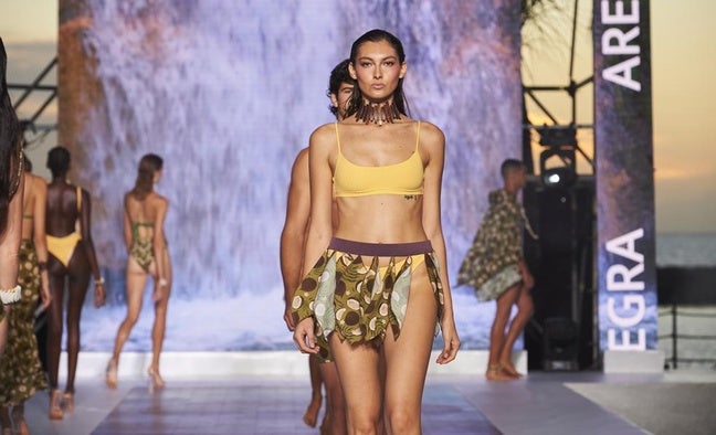 Los mejores looks de ropa de baño de Tenerife Fashion Beach Costa Adeje: del regreso de Maya Hansen a las colecciones sostenibles en defensa de los océanos