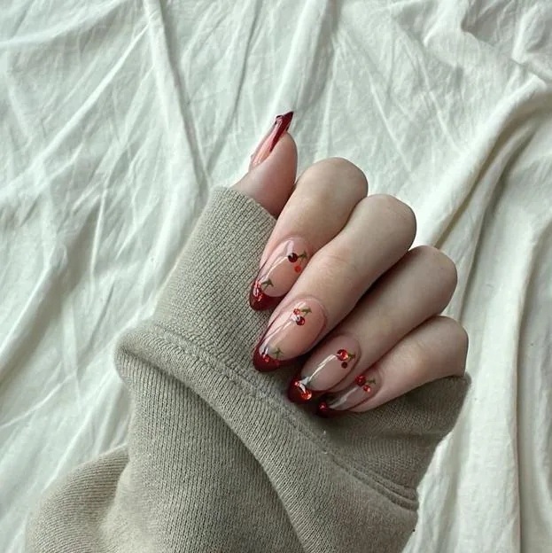 Uñas black cherry con cerezas de brillantes