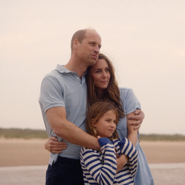 Guillermo y Kate abrazan a su hija Charlotte. 