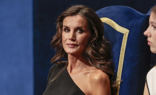 Los mejores looks de la reina Letizia en los Premios Princesa de Asturias: del vestido 3D de Carolina Herrera al diseño oriental de Felipe Varela