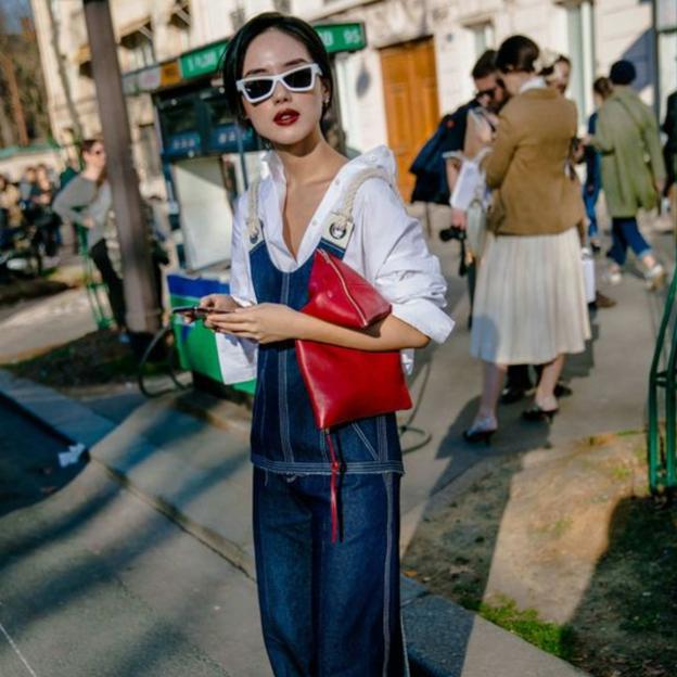 El peto vaquero es tendencia: así lo llevan las chicas más elegantes de Instagram este otoño