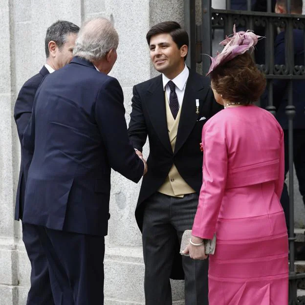 Juan Urquijo saluda el rey emérito Juan Carlos, a su llegada a la iglesia donde se casó su hermana, Teresa. 