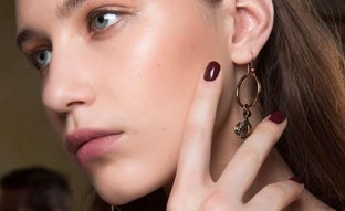 Uñas black cherry, la manicura más viral del otoño 2024