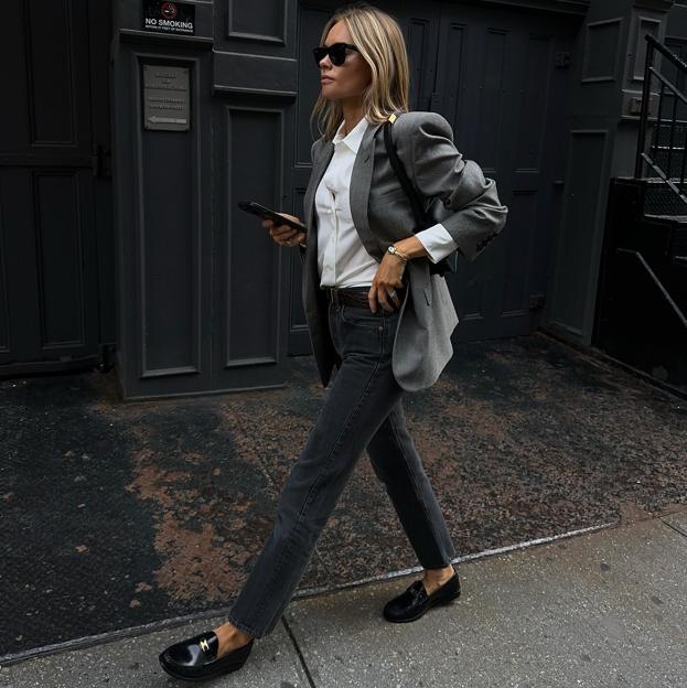 Los vaqueros negros que usan las expertas en moda para looks diarios en otoño-invierno