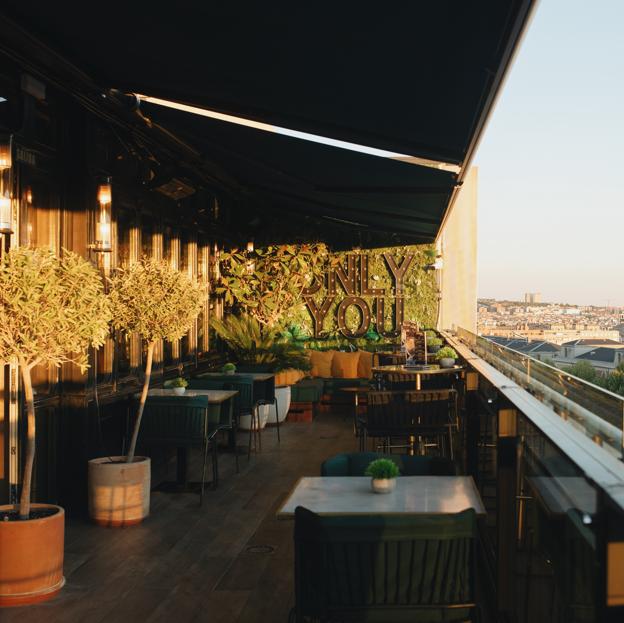 El rooftop del Only You Hotel Atocha en el que podemos disfrutar de la nueva carta de Sép7ima, con la mejor gastronomía de otoño.