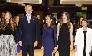 La infanta Sofía acude al Concierto de los Premios Princesa de Asturias con un vestido negro de Zara y los labios burdeos tendencia del otoño