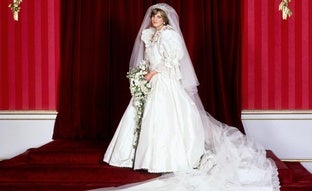 El vestido de novia de Diana de Gales enfrenta a sus diseñadores 43 años después de su boda con Carlos de Inglaterra: subasta de copias, denuncias millonarias y un polémico juicio