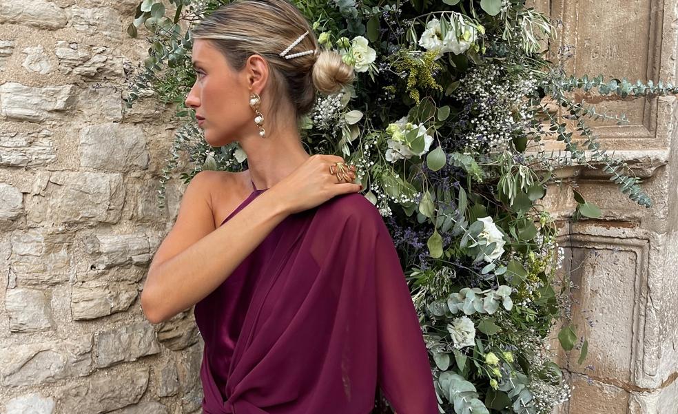 Invitadas de otoño de color burdeos: vestidos granate muy elegantes para arrasar seguro