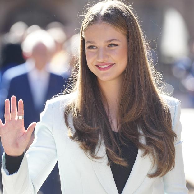 La princesa Leonor se viste de reina Letizia en Oviedo: americana entallada, zapato de tacón cómodo y bolso royal