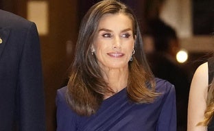 El curioso vestido alquilado de la reina Letizia en el Concierto de los Premios Princesa de Asturias: es de Roland Mouret y lo devuelve en cuatro días