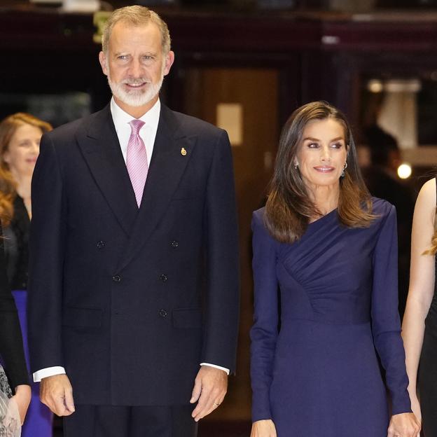La reina Letizia estrena un elegante vestido alquilado en el Concierto de  los Premios Princesa de Asturias | Mujerhoy