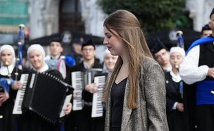 La infanta Sofía sorprende con su look más favorecedor en los Premios Princesa de Asturias 2024: un dos piezas negro con blazer metalizado