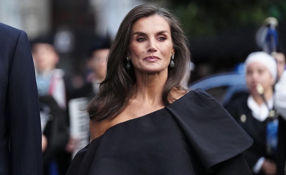 La reina Letizia arrasa con un espectacular vestido con volantes XL de Carolina Herrera en los Premios Princesa de Asturias 2024