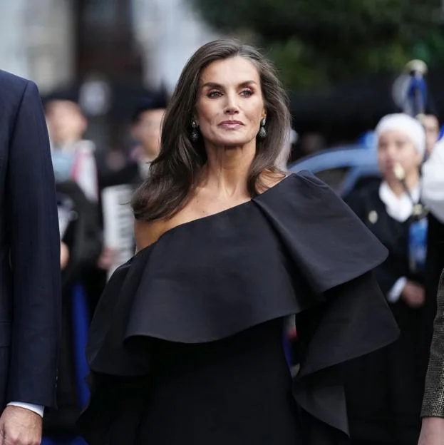 La reina Letizia arrasa con un espectacular vestido con volantes XL de Carolina Herrera en los Premios Princesa de Asturias 2024