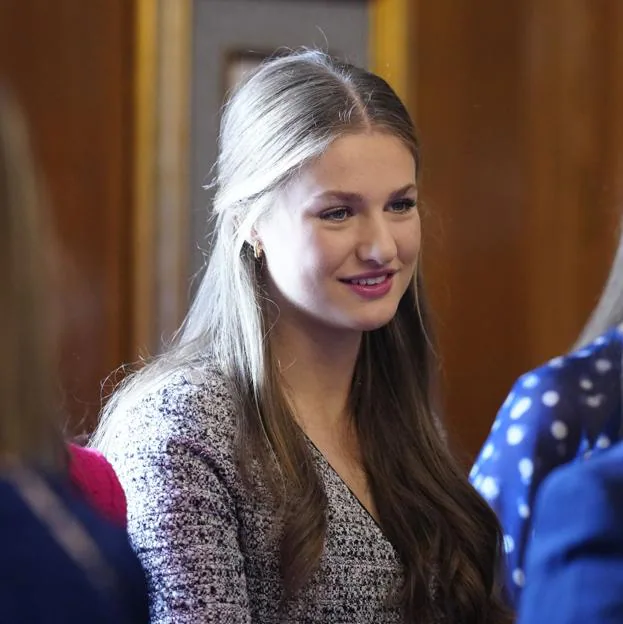 La princesa Leonor sorprende con vestido mini y medias tupidas: los detalles de su look de francesa en las audiencias de los Premios Princesa de Asturias 2024