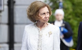 La reina Sofía, elegantísima con una chaqueta de color blanco con detalles joya y broche con mensaje