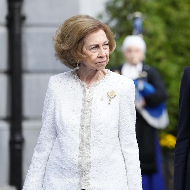 La reina Sofía, elegantísima con una chaqueta de color blanco con detalles joya y broche con mensaje