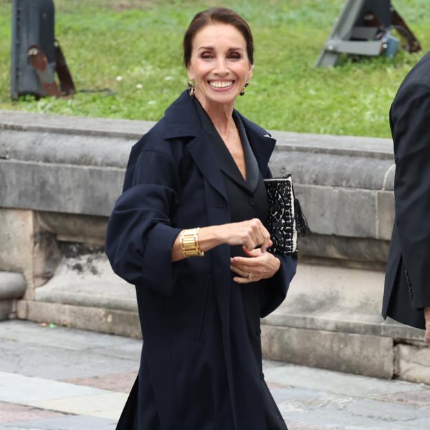 Por qué Ana Belén fue la más elegante de los Premios Princesa de Asturias: el look con tacón kitten y gabardina azul marino al detalle
