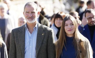 La infanta Sofía se inspira en el look de su hermana con la gabardina corta más cómoda del otoño en su visita al Pueblo Ejemplar