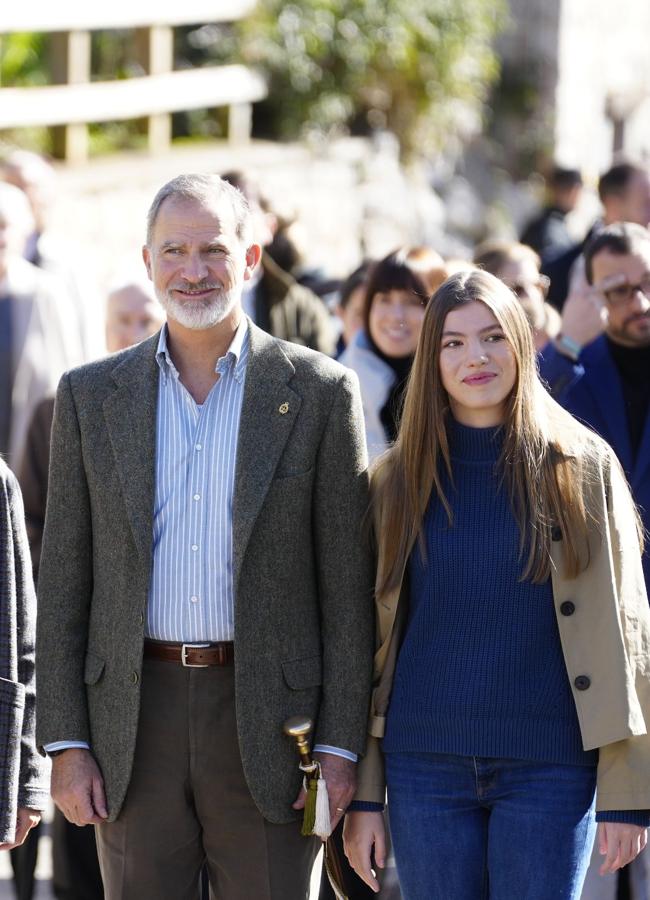 La infanta Sofía junto a su padre con un look cómodo con gabardina.