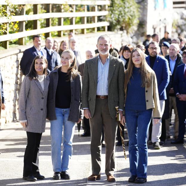 Los reyes de España y sus hijas visitando Sotres, el Pueblo Ejemplar de Asturias 2024.