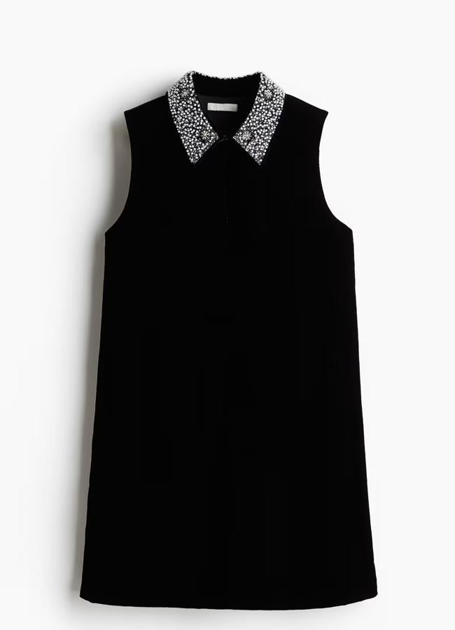 Vestido mini en negro con cuello joya de H&M.