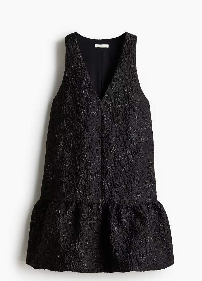 Vestido mini en jacquard de color negro de H&M.