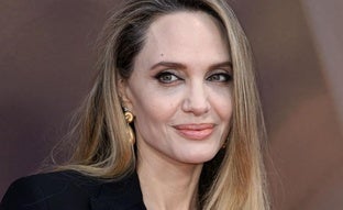 Angelina Jolie sorprende dejándose su melena al natural y reaparece con un pelo muy rizado y con volumen