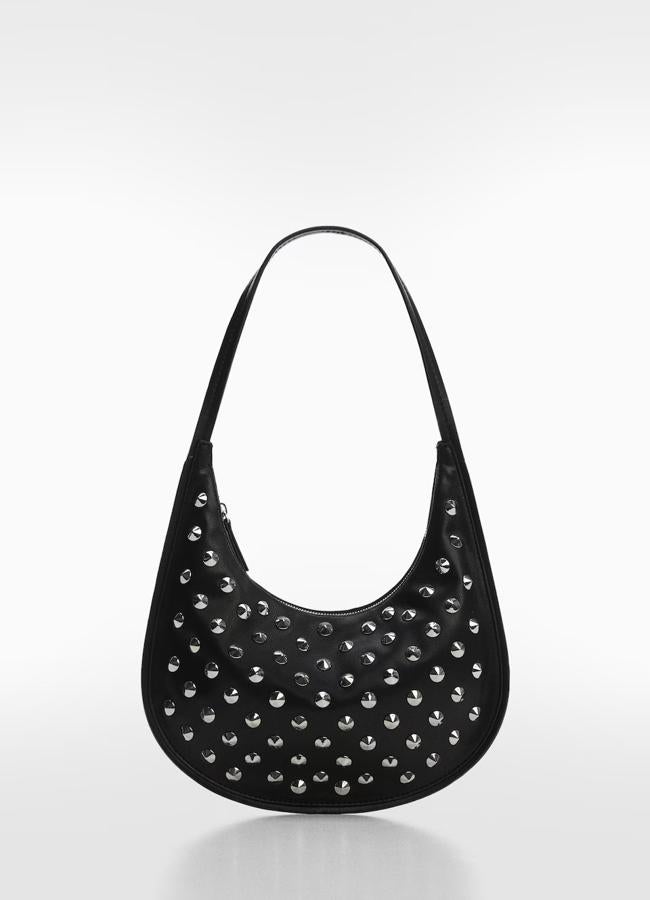 Bolso con tachuelas en color negro de Mango Outlet.