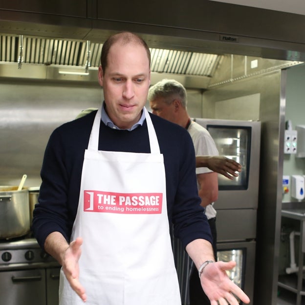 El príncipe Guillermo colaborando como voluntario en The Passage. 