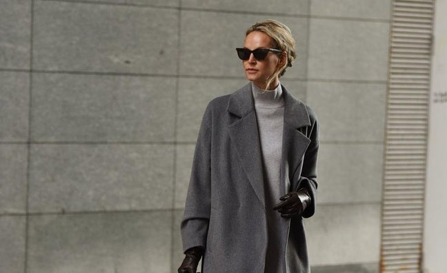 Total look gris, las claves para llevar la tendencia del otoño más elegante a los 50