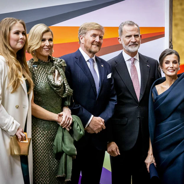 Letizia, Máxima, Felipe, Guillermo y Amalia en el Museo Straat de Ámsterdam. 