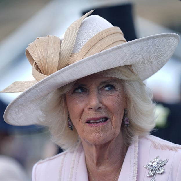 La reina Camilla o cómo convertir en looks royal los vestidos camiseros, los abrigos sastre y hasta una simple gabardina