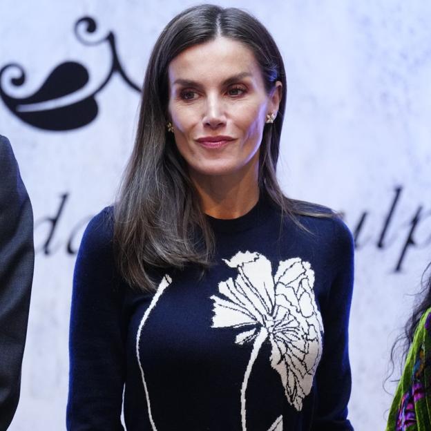 La reina Letizia rescata su vestido de punto más bonito y consigue el look de invierno perfecto