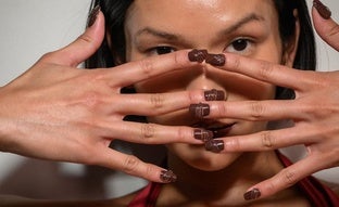 Uñas marrones: ideas de inspiración para llevar el color de manicura tendencia de este otoño