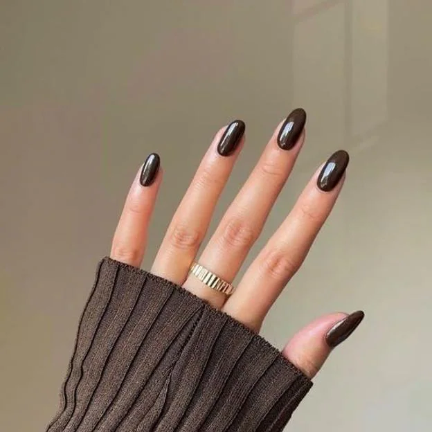 Uñas color marrón oscuro tipo espresso nails