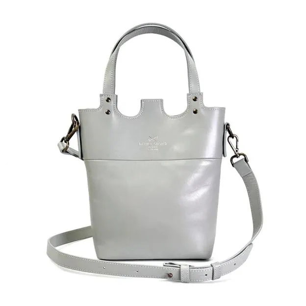 Bolso hobo plata de Daniel Chong, 160 euros.