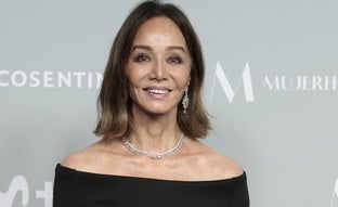 Isabel Preysler, Premio Mujerhoy 2024, derrocha elegancia con un espectacular vestido de gala con escote palabra de honor